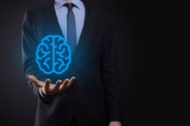 Sanal, yenilikçi gelişim, gelecek teknoloji, bilim, yenilik ve iş kavramı üzerine soyut beyin ve simge araçları, aygıt, müşteri ağı iletişimini elinde tutan işadamı.