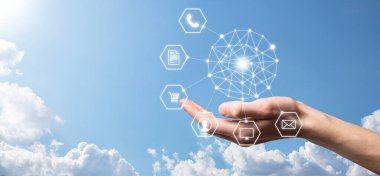 İş konsepti, cep telefonu ve toplum teknolojisinin bilgi ikonunu dijital olarak kullanmak. Yüksek teknoloji kavramı ve büyük veri kavramı. Tonu ayarlanmış resim.