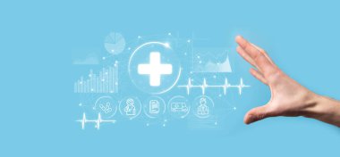 İş adamının elinde sanal ve tıbbi ağ bağlantısı simgeleri var. Covid-19 salgını insanları bilinçlendirir ve sağlık hizmetlerine dikkat çeker. Doktor, belge, ilaç, ambulans, hasta ikonu