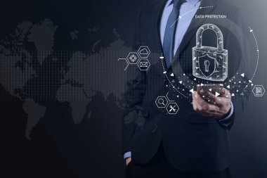 Siber güvenlik ağı. Asma kilit simgesi ve internet teknolojisi ağı. Tablet ve sanal arayüzde veri kişisel bilgilerini koruyan bir iş adamı. Veri koruma gizlilik kavramı. GDPR. AB.