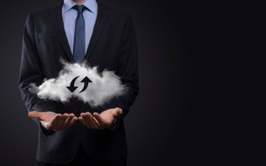 Bulut teknolojisi. Karanlıkta yukarı aşağı iki ok olan çokgen kablo depolama işareti. Bulut hesaplama, büyük veri merkezi, gelecekteki altyapı, dijital ai konsepti. Sanal sunucu simgesi.