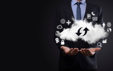 Bulut teknolojisi. Bulut depolama işareti. Karanlıkta yukarı aşağı iki ok. Bulut hesaplama, büyük veri merkezi, gelecekteki altyapı, dijital ai konsepti. Sanal sunucu simgesi.