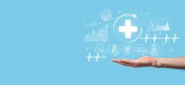 İş adamının elinde sanal ve tıbbi ağ bağlantısı simgeleri var. Covid-19 salgını insanları bilinçlendirir ve sağlık hizmetlerine dikkat çeker. Doktor, belge, ilaç, ambulans, hasta ikonu