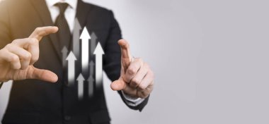 Elde tutulan satış verileri ve ekonomik büyüme grafiği. İş planlama ve strateji. Takas ticareti analiz ediliyor. Finansal ve bankacılık. Teknoloji dijital pazarlama. Kâr ve büyüyen plan.