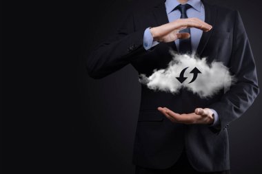 Bulut teknolojisi. Karanlıkta yukarı aşağı iki ok olan çokgen kablo depolama işareti. Bulut hesaplama, büyük veri merkezi, gelecekteki altyapı, dijital ai konsepti. Sanal sunucu simgesi.