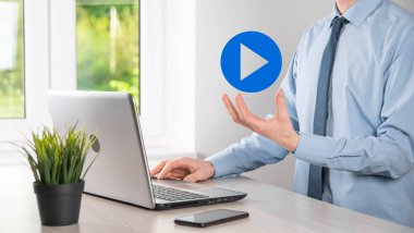 İş adamı projeleri başlatmak ya da başlatmak için oynat düğmesine basın ya da tıklayın. Video Oynat Sunumu. İş için fikir, teknoloji. Medya oynatıcı düğmesi. Simgeyi çal. Git.
