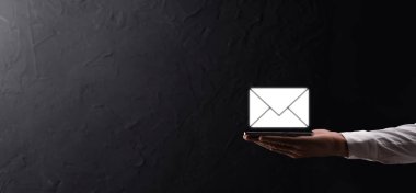 İş adamı elinde e-posta simgesi ile bizimle iletişim kurar ve kişisel bilgilerinizi spam postalarından korur. Müşteri hizmetleri çağrı merkezi bizimle iletişim kurar.