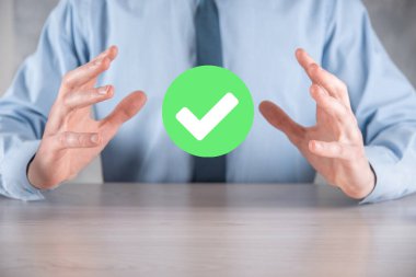 Elinizde yeşil simge işareti, İşaretle İşaretle İşaretle İşaretle işareti, sağ işaret, çember yeşil işaretleme düğmesi, tamam. Koyu arkaplan üzerinde. Banner. Boşluğu kopyala.