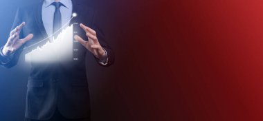 Holografik grafikler ve borsa istatistikleri tutan işadamı kâr elde ediyor. Büyüme planlama ve iş stratejisi kavramı. İyi ekonomi formunun dijital ekran görüntüsü