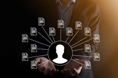 Belge Yönetim Sistemi DMS. İş adamı kullanıcı ve belge simgesini elinde tutar. Şirket dosyaları ve bilgilerini arşivlemek, aramak ve yönetmek için yazılımdır. İnternet Teknoloji Konsepti. Dijital Güvenlik