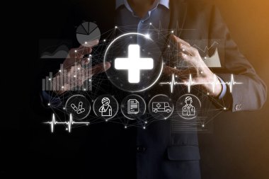 İş adamının elinde sanal ve tıbbi ağ bağlantısı simgeleri var. Covid-19 salgını insanları bilinçlendirir ve sağlık hizmetlerine dikkat çeker. Doktor, belge, ilaç, ambulans, hasta ikonu