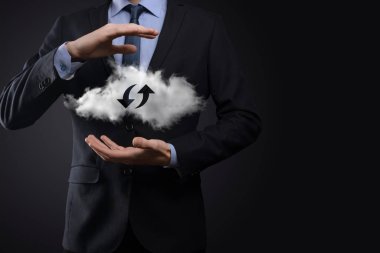 Bulut teknolojisi. Karanlıkta yukarı aşağı iki ok olan çokgen kablo depolama işareti. Bulut hesaplama, büyük veri merkezi, gelecekteki altyapı, dijital ai konsepti. Sanal sunucu simgesi.