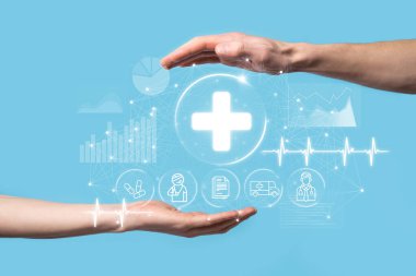 İş adamının elinde sanal ve tıbbi ağ bağlantısı simgeleri var. Covid-19 salgını insanları bilinçlendirir ve sağlık hizmetlerine dikkat çeker. Doktor, belge, ilaç, ambulans, hasta ikonu