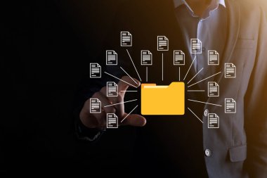 Belge Yönetim Sistemi DMS. İş adamı dizin ve belge simgesini saklar. Şirket dosyaları ve bilgilerini arşivlemek, aramak ve yönetmek için yazılımdır. İnternet Teknoloji Konsepti. Dijital Güvenlik