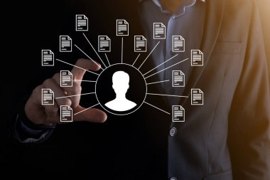 Belge Yönetim Sistemi DMS. İş adamı kullanıcı ve belge simgesini elinde tutar. Şirket dosyaları ve bilgilerini arşivlemek, aramak ve yönetmek için yazılımdır. İnternet Teknoloji Konsepti. Dijital Güvenlik