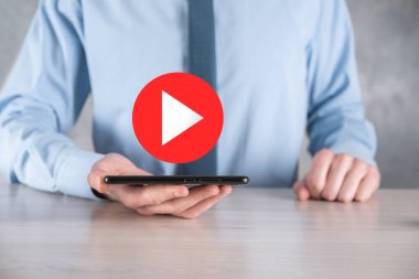 İş adamı projeleri başlatmak ya da başlatmak için oynat düğmesine basın ya da tıklayın. Video Oynat Sunumu. İş için fikir, teknoloji. Medya oynatıcı düğmesi. Simgeyi çal. Git.