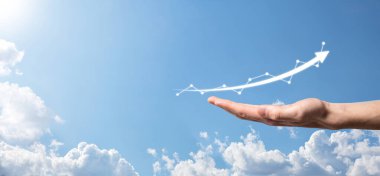 Tablet tutan ve holografik grafikler ve borsa istatistikleri gösteren bir işadamı kâr elde ediyor. Büyüme planlama ve iş stratejisi kavramı. İyi ekonomi formunun dijital ekran görüntüsü