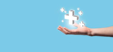 3D artı ikon, elde tutulan adam kar, fayda, gelişme, artı işareti ile temsil edilen CSR gibi olumlu şeyler sunar..