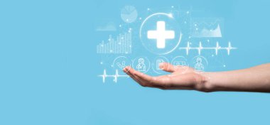 İş adamının elinde sanal ve tıbbi ağ bağlantısı simgeleri var. Covid-19 salgını insanları bilinçlendirir ve sağlık hizmetlerine dikkat çeker. Doktor, belge, ilaç, ambulans, hasta ikonu