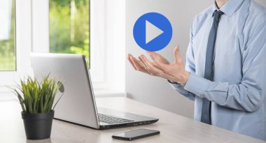 İş adamı projeleri başlatmak ya da başlatmak için oynat düğmesine basın ya da tıklayın. Video Oynat Sunumu. İş için fikir, teknoloji. Medya oynatıcı düğmesi. Simgeyi çal. Git.