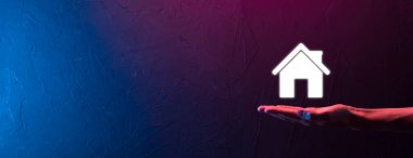 Emlak konsepti, iş adamı ev ikonu tutuyor. Ev elden gidiyor. Emlak sigortası ve güvenlik kavramı. İnsanın jestini ve evin sembolünü koruyorum..