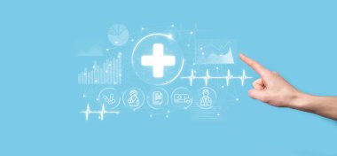 İş adamının elinde sanal ve tıbbi ağ bağlantısı simgeleri var. Covid-19 salgını insanları bilinçlendirir ve sağlık hizmetlerine dikkat çeker. Doktor, belge, ilaç, ambulans, hasta ikonu