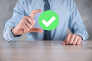 Elinizde yeşil simge işareti, İşaretle İşaretle İşaretle İşaretle işareti, sağ işaret, çember yeşil işaretleme düğmesi, tamam. Koyu arkaplan üzerinde. Banner. Boşluğu kopyala.