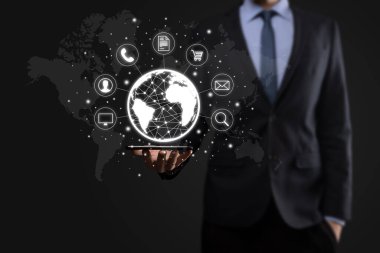 İş adamı gizler, kullanır ve topluluk teknolojisinin dijital bilgi simgesini basar. Yüksek teknoloji ve büyük veri kavramı. Küresel bağlantı. Şeylerin interneti. ICT Bilgi İletişim Ağı