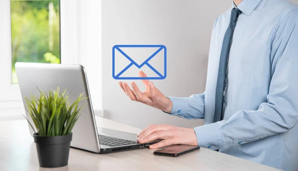 Zakenman Hand Holding Mail Icoon Neem Contact Met Ons Nieuwsbrief — Stockfoto