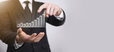 Grafik büyümesi ve işletmelerinde grafik pozitif göstergelerin artması işadamı. Yatırım konsepti. Satış verileri ve ekonomik, strateji ve planlama, Dijital pazarlama ve borsa analizi..
