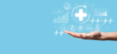 İş adamının elinde sanal ve tıbbi ağ bağlantısı simgeleri var. Covid-19 salgını insanları bilinçlendirir ve sağlık hizmetlerine dikkat çeker. Doktor, belge, ilaç, ambulans, hasta ikonu