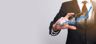 Grafik büyümesi ve işletmelerinde grafik pozitif göstergelerin artması işadamı. Yatırım konsepti. Satış verileri ve ekonomik, strateji ve planlama, Dijital pazarlama ve borsa analizi..