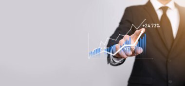Grafik büyümesi ve işletmelerinde grafik pozitif göstergelerin artması işadamı. Yatırım konsepti. Satış verileri ve ekonomik, strateji ve planlama, Dijital pazarlama ve borsa analizi..