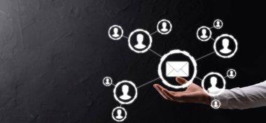 E- posta ve kullanıcı simgesi, imza, sembol pazarlama ya da bülten konsepti, diyagram. E- posta gönderme. Posta ve SMS pazarlama kavramı. İş dünyasında doğrudan satış şeması. E- posta için istemci listesi