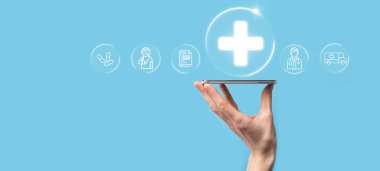 İş adamının elinde sanal ve tıbbi ağ bağlantısı simgeleri var. Covid-19 salgını insanları bilinçlendirir ve sağlık hizmetlerine dikkat çeker. Doktor, belge, ilaç, ambulans, hasta ikonu