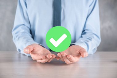 Elinizde yeşil simge işareti, İşaretle İşaretle İşaretle İşaretle işareti, sağ işaret, çember yeşil işaretleme düğmesi, tamam. Koyu arkaplan üzerinde. Banner. Boşluğu kopyala.