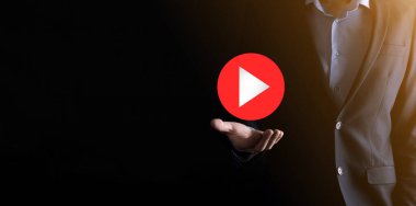 İş adamı projeleri başlatmak ya da başlatmak için oynat düğmesine basın ya da tıklayın. Video Oynat Sunumu. İş için fikir, teknoloji. Medya oynatıcı düğmesi. Simgeyi çal. Git.