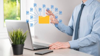 Belge Yönetim Sistemi DMS. İş adamı dizin ve belge simgesini saklar. Şirket dosyaları ve bilgilerini arşivlemek, aramak ve yönetmek için yazılımdır. İnternet Teknoloji Konsepti. Dijital Güvenlik