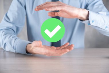 Elinizde yeşil simge işareti, İşaretle İşaretle İşaretle İşaretle işareti, sağ işaret, çember yeşil işaretleme düğmesi, tamam. Koyu arkaplan üzerinde. Banner. Boşluğu kopyala.