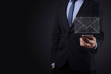 İş adamı elinde e-posta simgesi ile bizimle iletişim kurar ve kişisel bilgilerinizi spam postalarından korur. Müşteri hizmetleri çağrı merkezi bizimle iletişim kurar.