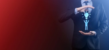 İş adamı elinde ampullü bir ikon tutuyor, yenilikçi teknoloji ve yaratıcılıkla yeni fikirler üretiyor. Işıldayan ampullerle yaratıcılık kavramı