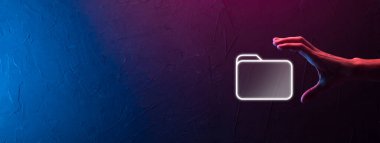 İş adamı dizin simgesini tutuyor. Belge Yönetim Sistemi veya modern bilgisayarlı bilişim danışmanı tarafından kurulmuş DMS yönetici bilgileri ve kurumsal dosyaları arıyor. İş süreci..