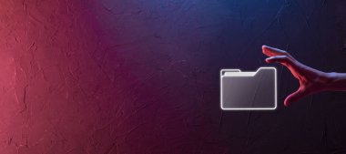 İş adamı dizin simgesini tutuyor. Belge Yönetim Sistemi veya modern bilgisayarlı bilişim danışmanı tarafından kurulmuş DMS yönetici bilgileri ve kurumsal dosyaları arıyor. İş süreci..