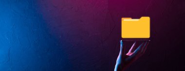 İş adamı dizin simgesini tutuyor. Belge Yönetim Sistemi veya modern bilgisayarlı bilişim danışmanı tarafından kurulmuş DMS yönetici bilgileri ve kurumsal dosyaları arıyor. İş süreci..