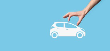 Araba ikonu tutan adamın dijital bileşimi. Araba sigortası ve araba servisi konsepti. Bir jest ve araba ikonu sunan bir iş adamı.