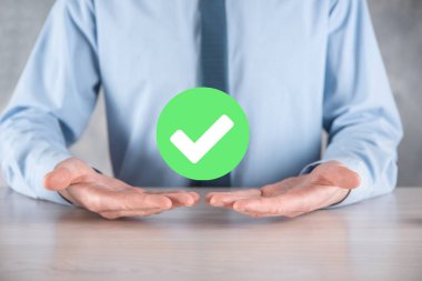 Elinizde yeşil simge işareti, İşaretle İşaretle İşaretle İşaretle işareti, sağ işaret, çember yeşil işaretleme düğmesi, tamam. Koyu arkaplan üzerinde. Banner. Boşluğu kopyala.