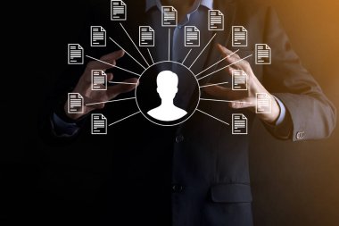 Belge Yönetim Sistemi DMS. İş adamı kullanıcı ve belge simgesini elinde tutar. Şirket dosyaları ve bilgilerini arşivlemek, aramak ve yönetmek için yazılımdır. İnternet Teknoloji Konsepti. Dijital Güvenlik