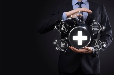 İş adamının elinde sanal ve tıbbi ağ bağlantısı simgeleri var. Covid-19 salgını insanları bilinçlendirir ve sağlık hizmetlerine dikkat çeker. Doktor, belge, ilaç, ambulans, hasta ikonu