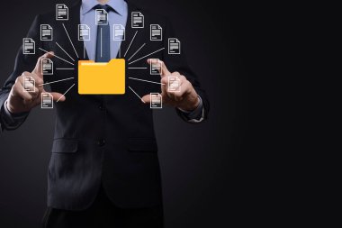 Belge Yönetim Sistemi DMS. İş adamı dizin ve belge simgesini saklar. Şirket dosyaları ve bilgilerini arşivlemek, aramak ve yönetmek için yazılımdır. İnternet Teknoloji Konsepti. Dijital Güvenlik