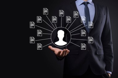 Belge Yönetim Sistemi DMS. İş adamı kullanıcı ve belge simgesini elinde tutar. Şirket dosyaları ve bilgilerini arşivlemek, aramak ve yönetmek için yazılımdır. İnternet Teknoloji Konsepti. Dijital Güvenlik